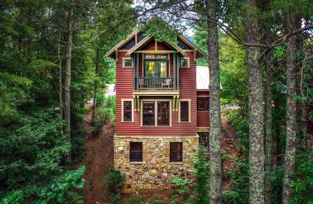 Winterberry Cottage | Treetop Balcony | Village of Cheshire | 5 Min to Downtown Black Mtn!