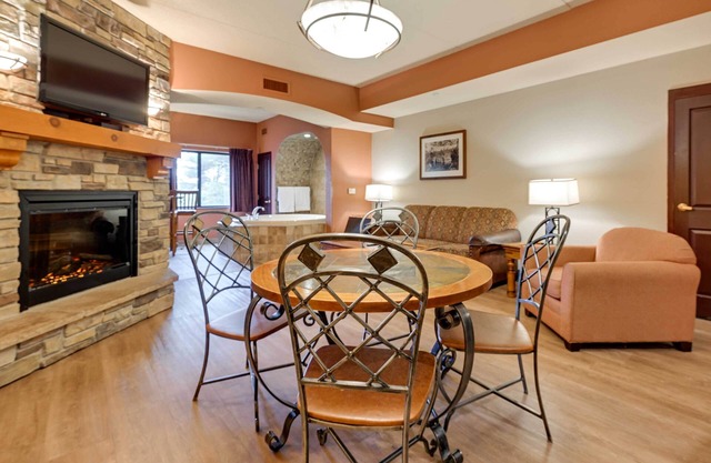 Wisconsin Dells Resort Condo w/2 Fireplaces