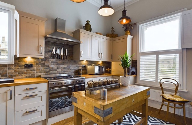 Witney Court | Open Plan Kitchen/Living | Wi-Fi | Garden