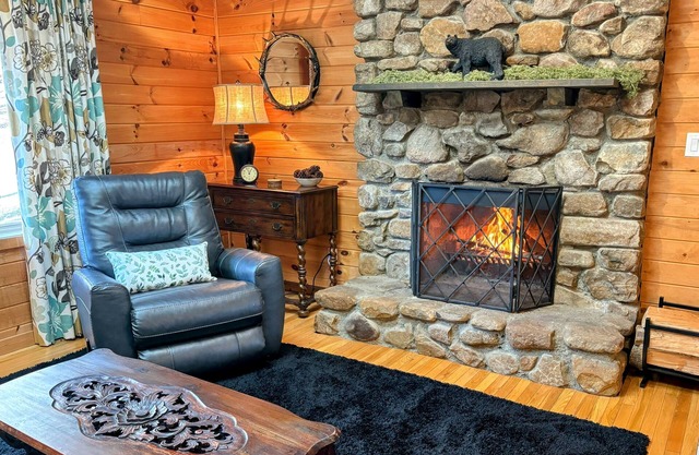 Wolf Laurel Mountain Escape: Cozy Cabin, Fireplace, near Hatley Pointe, Secluded