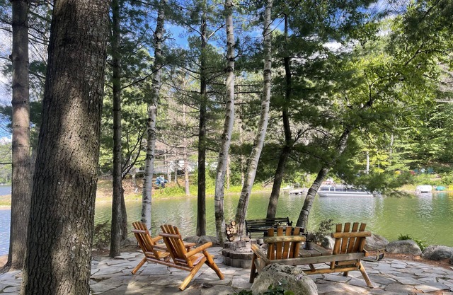 Wolves Den- Lakefront Cabin w/Private Hot Tub