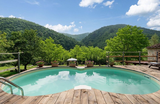 Wonderful private villa with WIFI, private pool, TV, patio and panoramic view, close to Florence