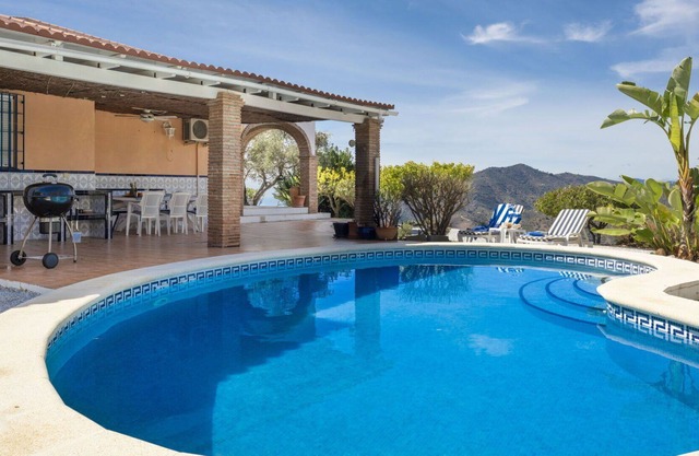 Wonderful private villa for 6 people with WIFI, A/C, private pool, TV and parking