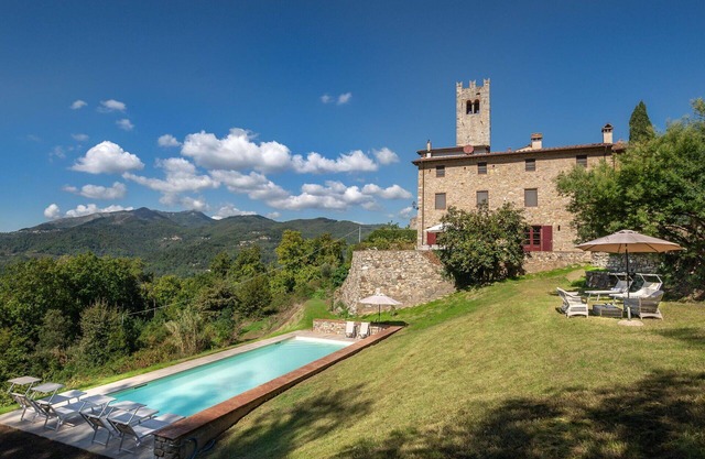 Wonderful private villa with WIFI, private pool, TV, patio and panoramic view, close to Lucca