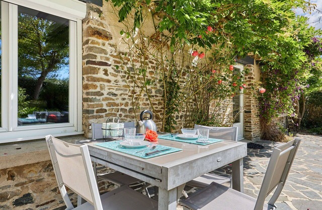 Wonderful private villa for 4 guests with hot tub, TV, terrace and pets allowed