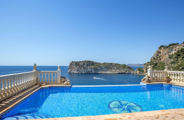 Wonderful private villa for 12 people with A/C, private pool, WIFI, TV and patio