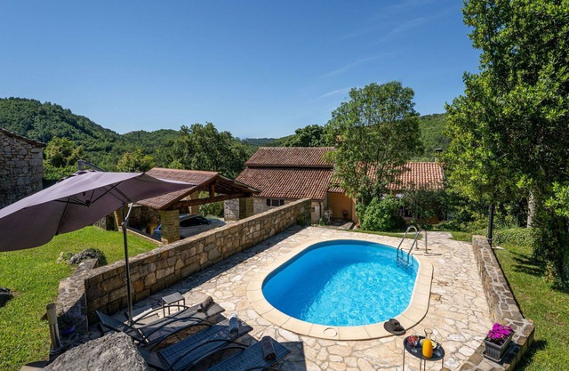 Wonderful villa for 7 people with hot tub, WIFI, private pool, A/C, TV and pets allowed