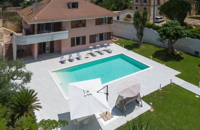 Wonderful villa for 8 guests with private pool, hot tub, A/C, WIFI, TV and terrace