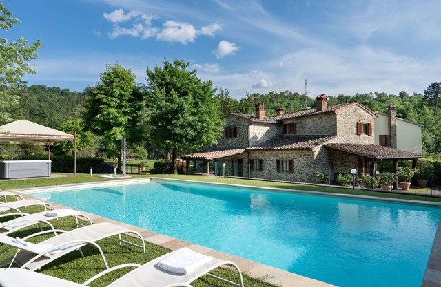 Wonderful villa with hot tub, private pool, A/C, WIFI, TV, patio, panoramic view, close to Arezzo