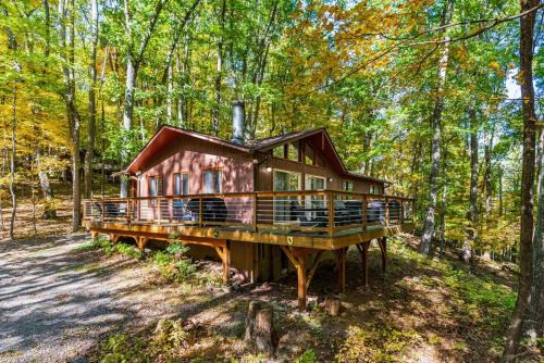 Wooded Nest, Cozy 3BR Chalet Near Spas, Downtown Berkeley Springs & Hiking