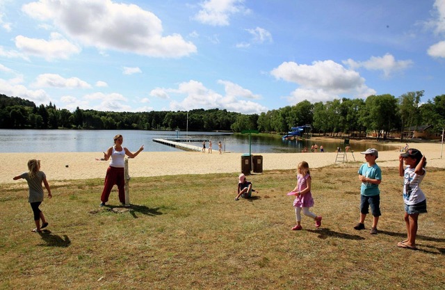 Wooden chalet on the edge of Lac de Miel