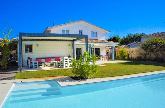Wooden villa with air conditioning and large heated pool