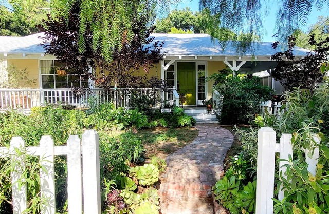 Woodland Hills Cottage on beautiful 1/4 acre property