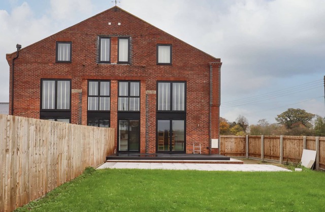 WOODPECKER BARN, pet friendly, luxury holiday cottage in Framlingham