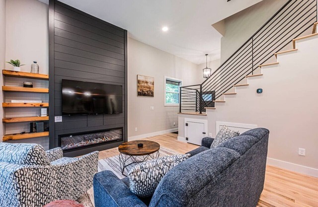 Woodside Retreat-B: Modern Home