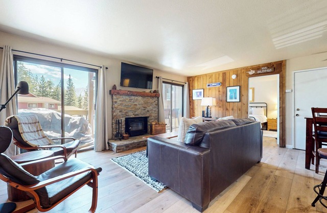 Woodsy & Secluded, Pool & Hot Tub On-site. Short Walk to The Village