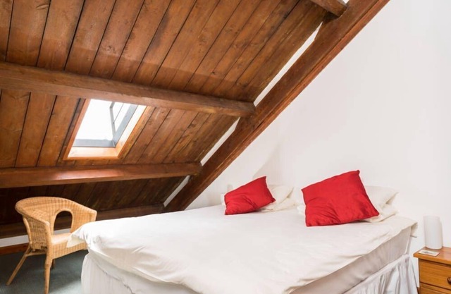 Woodview Cottage - a cottage that sleeps 6 guests in 3 bedrooms