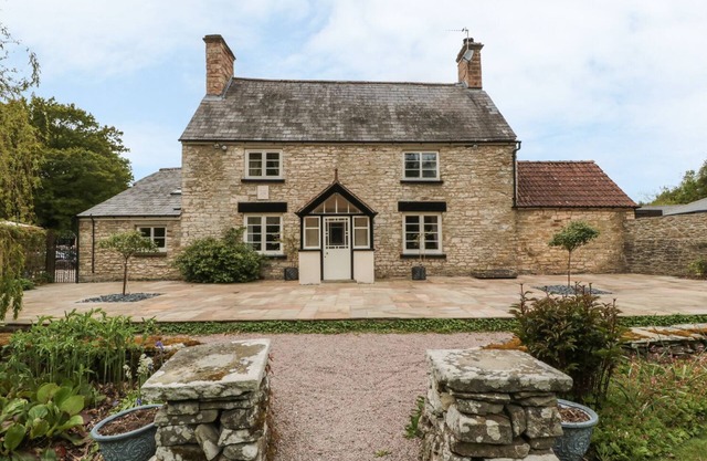 WORCESTER LODGE, pet friendly, character holiday cottage in Coleford