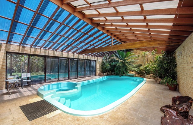 Work or Play or Weddings: Huge House, Pool, Shops & Near Airport