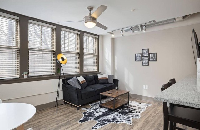 ✔ Work Remote! King Bed Midtown KC ✔