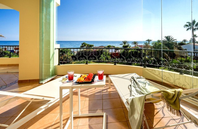 Wow☀️☀️☀️☀️☀️ Beachfront apartment, panoramic views, amazing sunsets, XL pool!