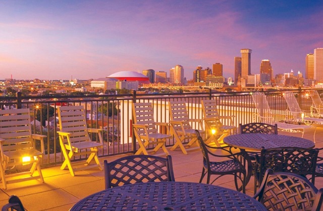 Wyndham Avenue Plaza, Mardi Gras parades in front of the resort