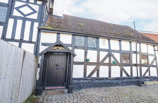 WYRE COURT COTTAGE, romantic, character holiday cottage in Bewdley