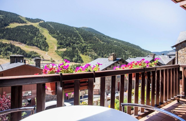 Xalet Saüc ideal for a family of 4, large balcony and great views of Grandvalira