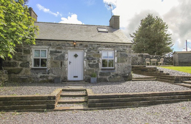 Y GARREG FAWR, pet friendly, character holiday cottage in Caernarfon