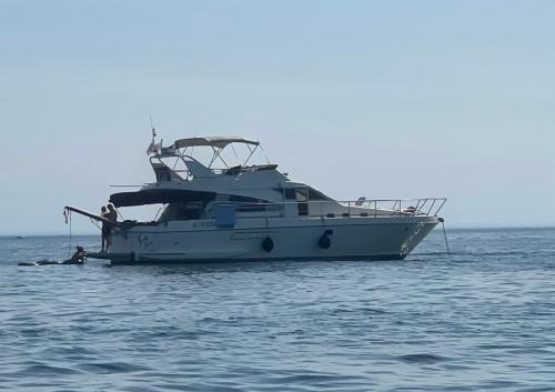 yacht Twenty Seven