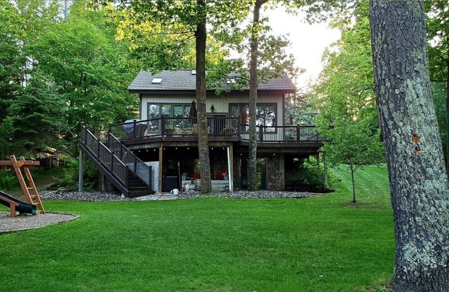 ~Year Round Lake Cabin w/HOT TUB - On The Whitefish Chain!~