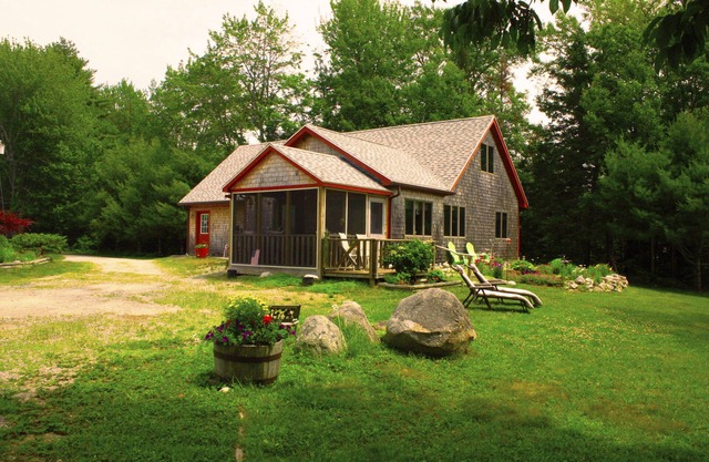 Year-round shorefront cottage, views of Cadillac Mountain, easy access to Acadia