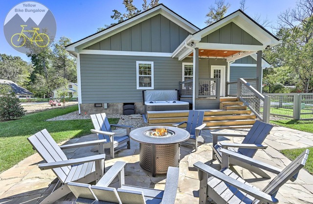 Yellow Bike Bungalow-Block from Bike Trail-Fireplace- Dog Friendly