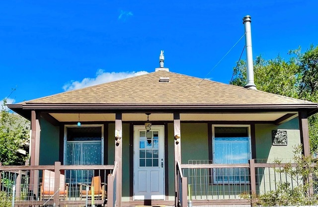 Yellowstone is open! Stay with park views: 2-bedroom house, WiFi, Gardiner, MT