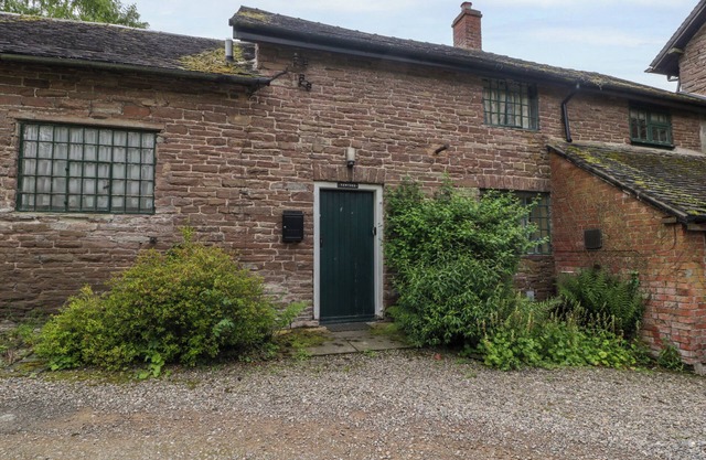 YEW TREE COTTAGE, pet friendly, with open fire in Leominster
