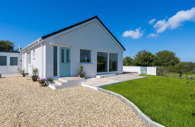 Ynys Las - a sea view that sleeps 4 guests in 2 bedrooms