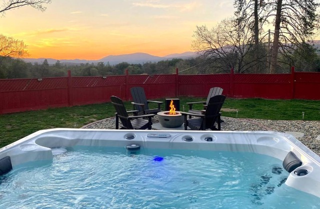 Yosemite South Gate House with Hot Tub, Views & Game Room