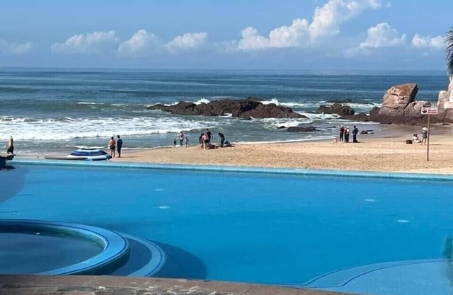 YOU CAN BE IN THE POOL SWITH A BEAUTIFULSUNSET AND BEAUTIFUL FROM MAZATLAN