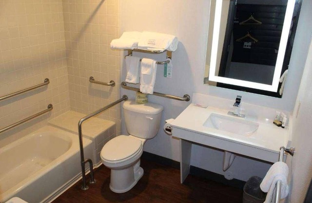 You Found it! Pool, Pet-friendly Property, Free Parking, Free Breakfast