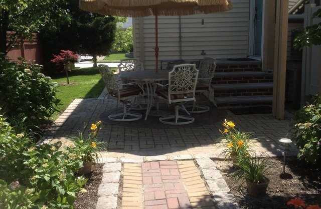 Your beach retreat is waiting!Clean cozy second floor duplex in great location.