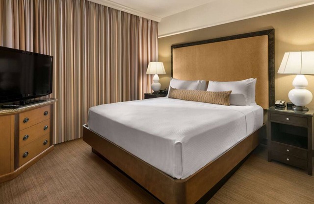 Your Gateway to Scottsdale's Wonders: Elegant Suites Await! Paws Friendly, Pool