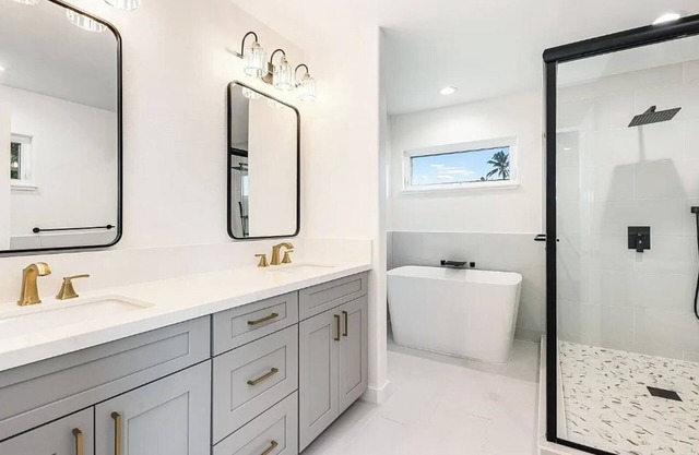 Your Hawai‘i Home Base Spacious 3BR/2BA Sleeps 10, Beach Gear, Full Kitchen