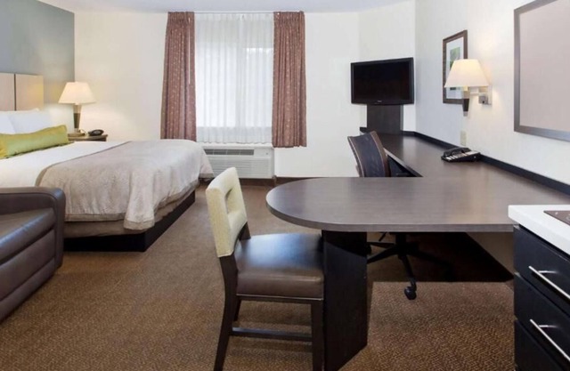 Your Home Away From Home! 3 Relaxing units w/ Kitchen. Near Billy Bob's Texas