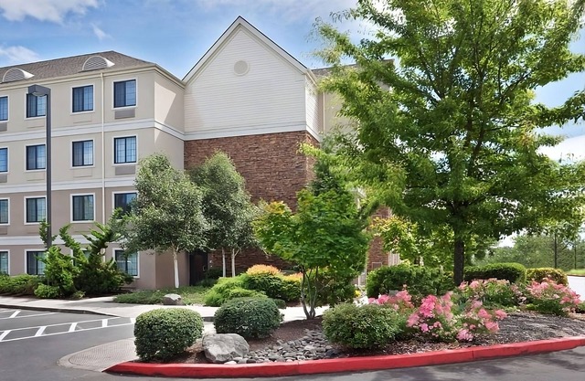Your Home Away From Home! Kitchenette, Free Parking, with Breakfast, Pool!