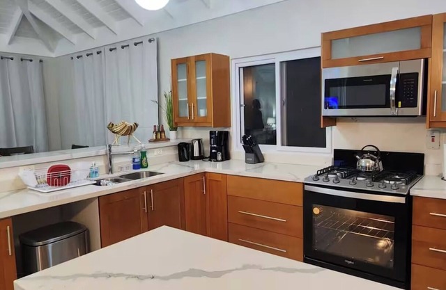 Your Kingston stay with WiFi, AC and more!