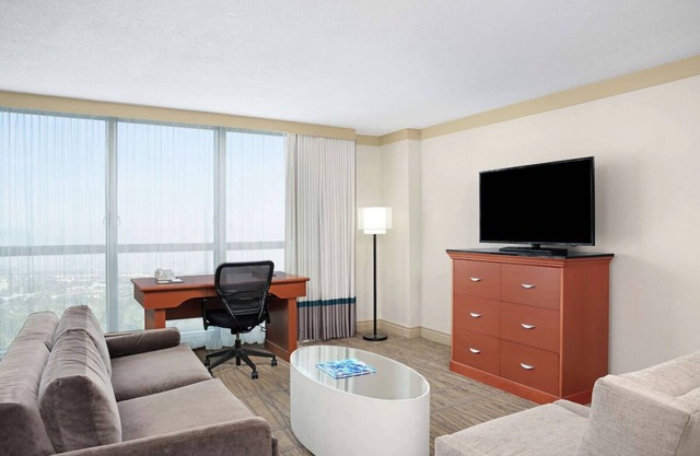 Your Miami Retreat - Close to Airport and Conventions! Free Airport Shuttle