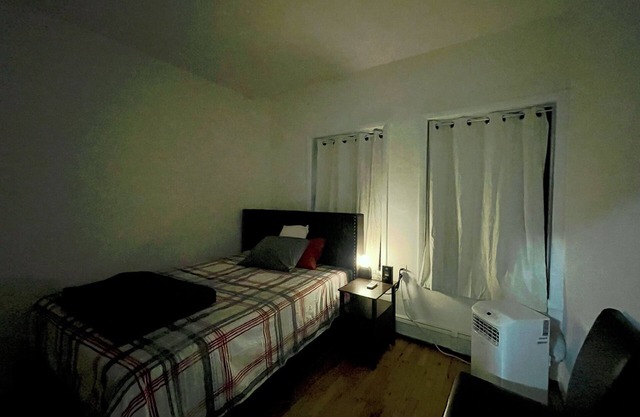 Your new NYC home: Peaceful room for rent in the heart of Astoria.