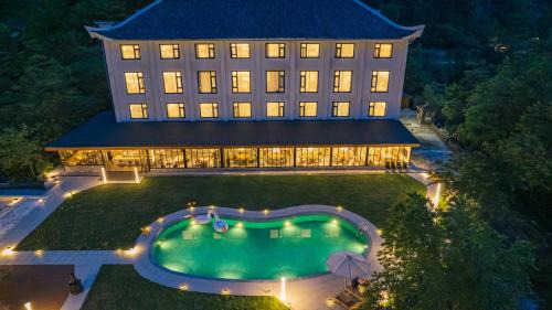 Yunfu Mid Hill Resort Hote