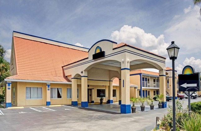 Zen Living Suites Extended Stay - Jacksonville - University Blvd