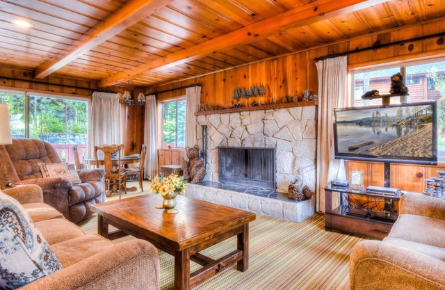 Zephyr Cove Cabin, Walk to Private Beach and Pier, Roku TV, Family Friendly